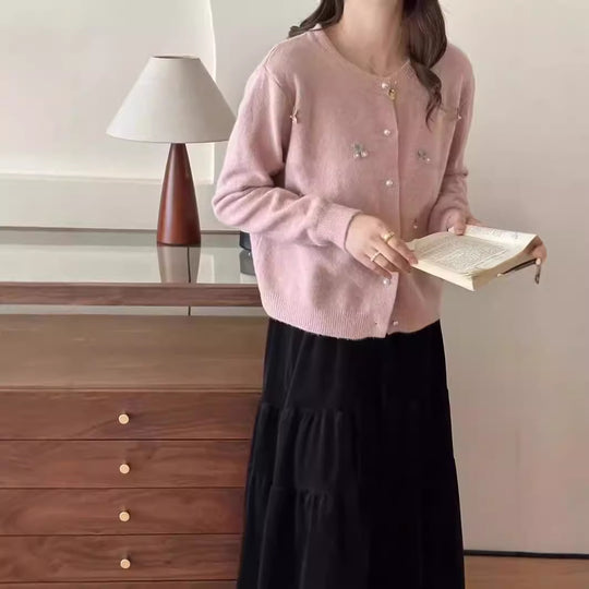 Damen Strickjacke mit floralen Stickereien und Perlenknöpfen Heidi-Mode