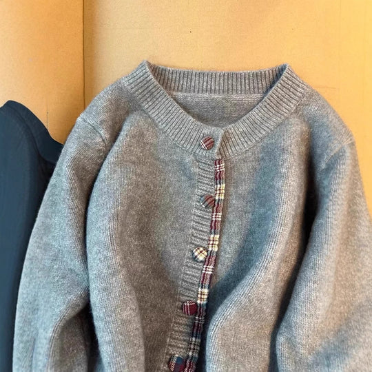Damen Strickjacke mit Kontrastkragen und dekorativen Knöpfen Heidi-Mode