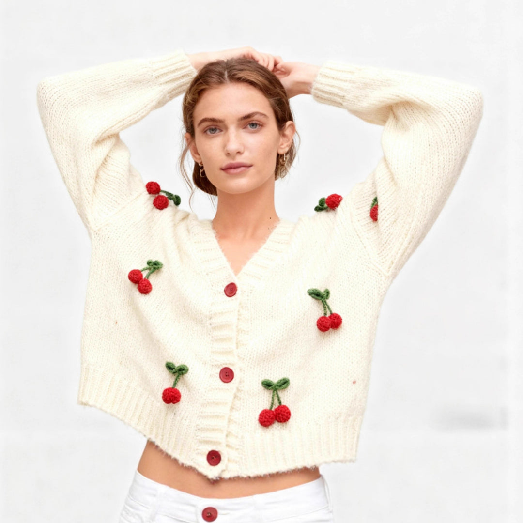 Damen Strickjacke mit fröhlichem Kirschdesign und praktischen Knopfdetails Heidi-Mode