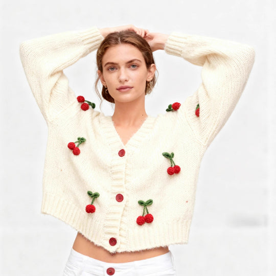 Damen Strickjacke mit fröhlichem Kirschdesign und praktischen Knopfdetails Heidi-Mode