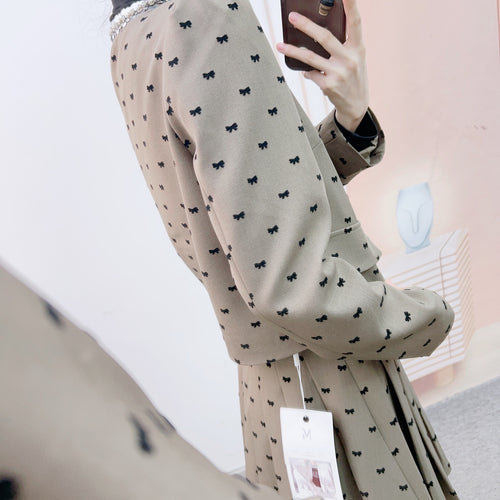 Damen Short Blazer und Rock Set mit dekorativen Knopfdetails und modischem Muster Heidi-Mode