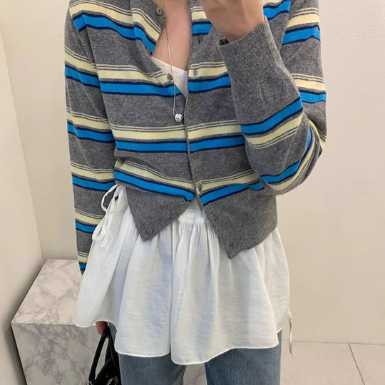 Damen sportliche Strickjacke mit modischem Streifenmuster und verspielten Knöpfen Heidi-Mode