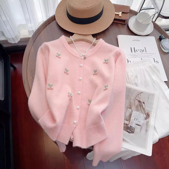 Damen Strickjacke mit floralen Stickereien und Perlenknöpfen Heidi-Mode