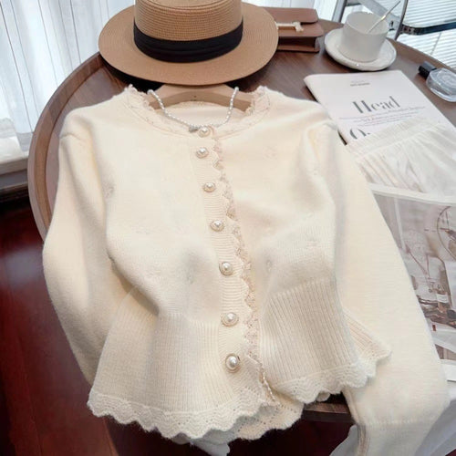 Damen Strickjacke mit dekorativen Perlenknöpfen und zarter Rippstruktur Heidi-Mode