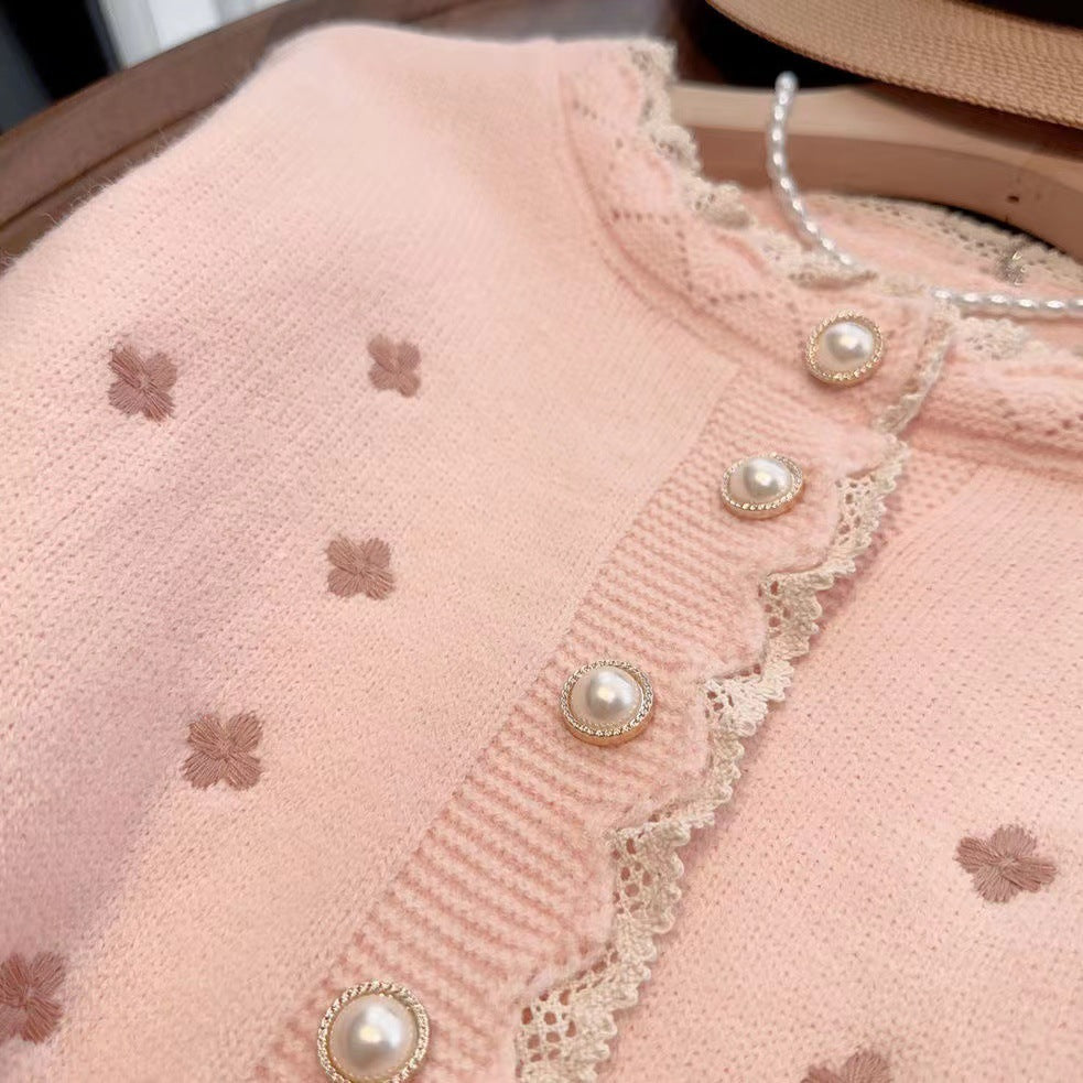Damen Strickjacke mit dekorativen Perlenknöpfen und zarter Rippstruktur Heidi-Mode