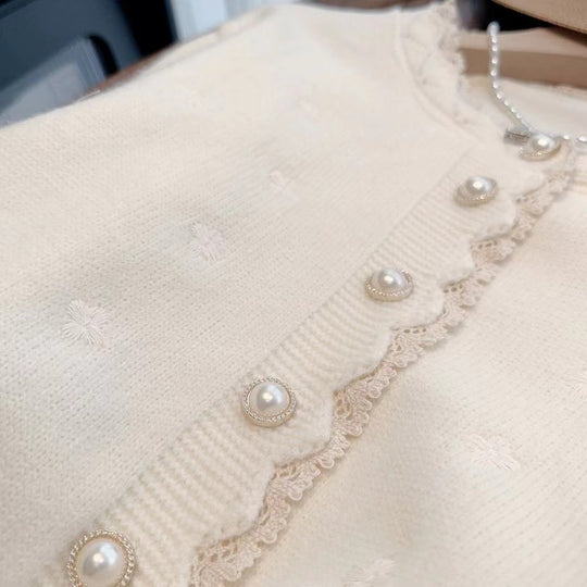 Damen Strickjacke mit dekorativen Perlenknöpfen und zarter Rippstruktur Heidi-Mode