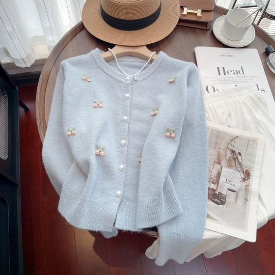 Damen Strickjacke mit floralem Design und Perlenknopfdetails Heidi-Mode