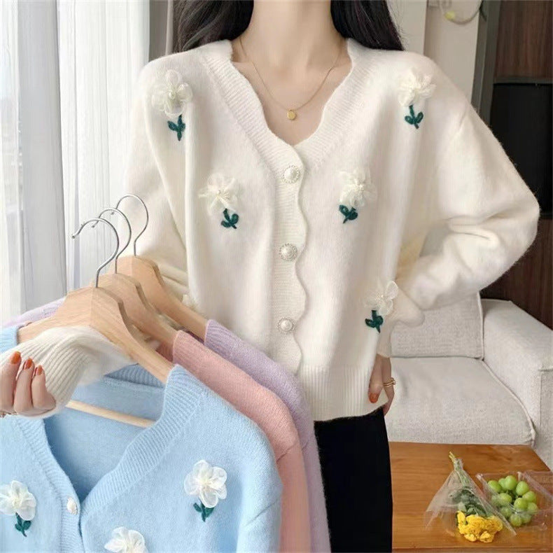 Damen Strickjacke mit floralem Design und eleganten Perlenknöpfen Heidi-Mode