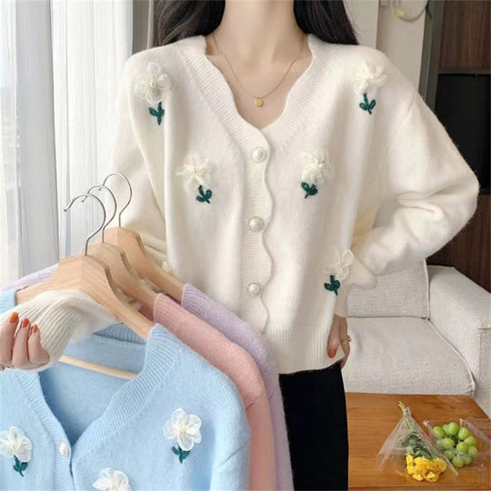Damen Strickjacke mit floralem Design und eleganten Perlenknöpfen Heidi-Mode