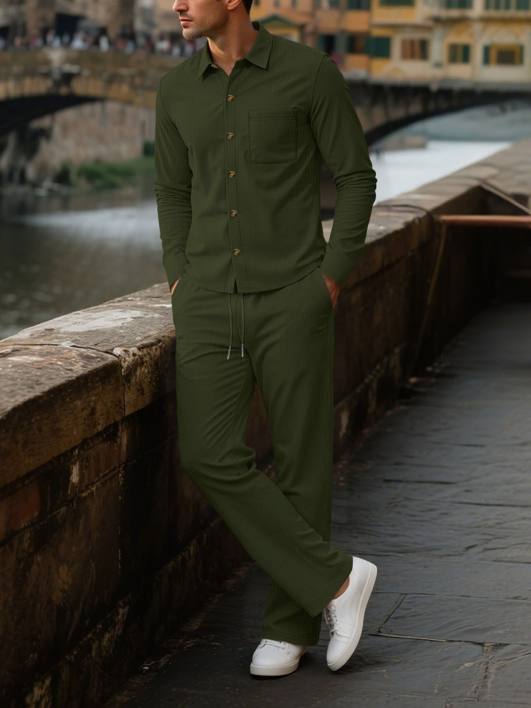 Herren eleganter Freizeitanzug mit strukturierter Oberfläche und praktischen Taschen Heidi-Mode