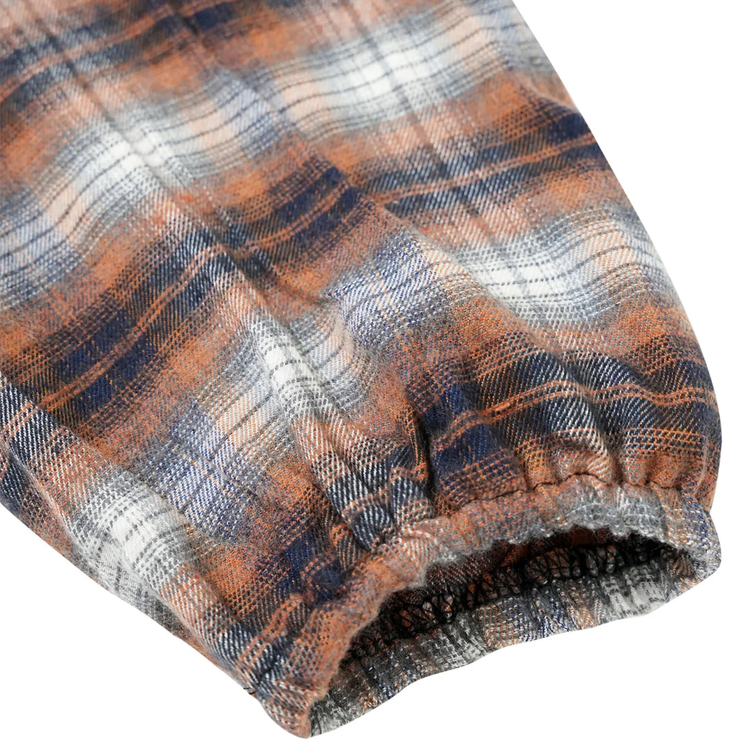 Kariertes Hemdkleid mit Gürtel und Knopfdetails