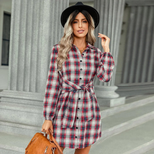 Kariertes Hemdkleid mit Gürtel und Knopfdetails