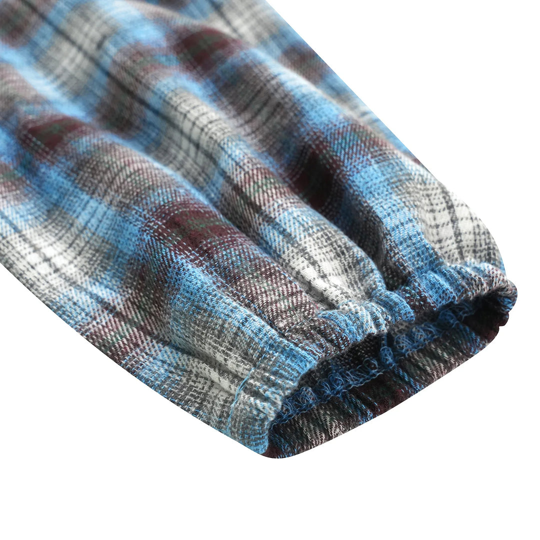 Kariertes Hemdkleid mit Gürtel und Knopfdetails