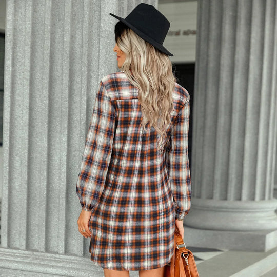 Kariertes Hemdkleid mit Gürtel und Knopfdetails