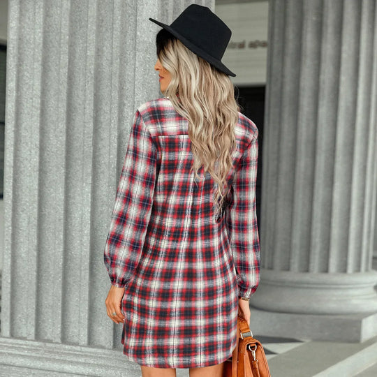 Kariertes Hemdkleid mit Gürtel und Knopfdetails