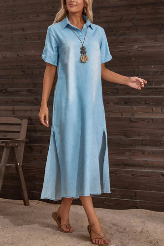 Kurzärmliges Jeanskleid mit Revers und Seitenschlitz