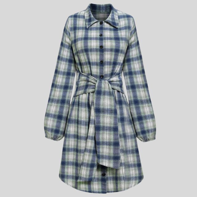 Kariertes Hemdkleid mit Gürtel und Knopfdetails