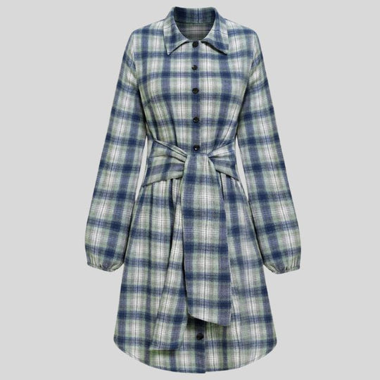 Kariertes Hemdkleid mit Gürtel und Knopfdetails
