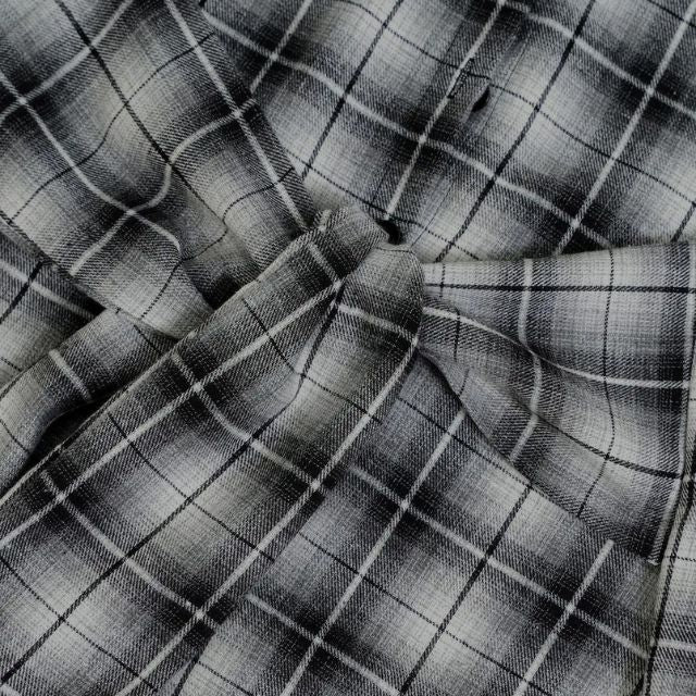 Kariertes Hemdkleid mit Gürtel und Knopfdetails