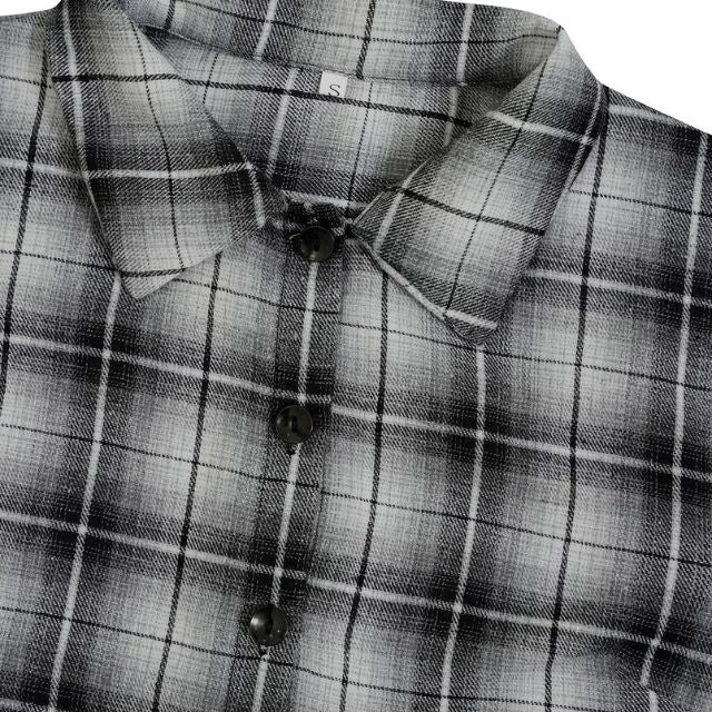 Kariertes Hemdkleid mit Gürtel und Knopfdetails