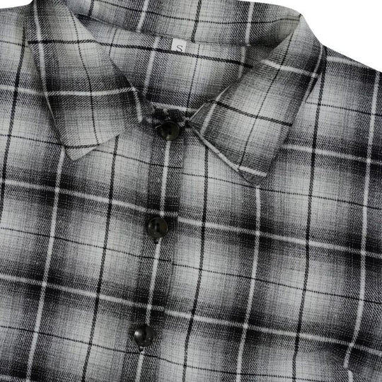 Kariertes Hemdkleid mit Gürtel und Knopfdetails