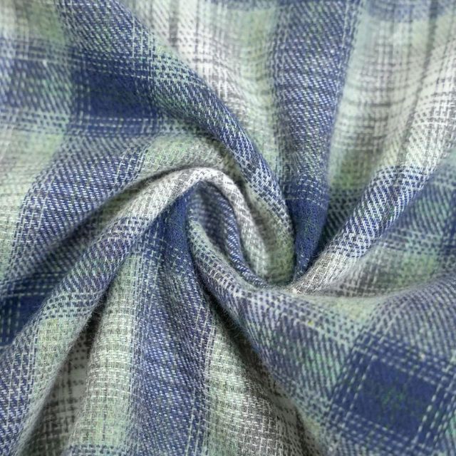 Kariertes Hemdkleid mit Gürtel und Knopfdetails