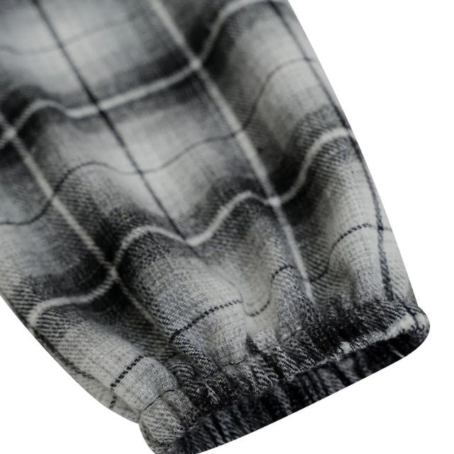 Kariertes Hemdkleid mit Gürtel und Knopfdetails