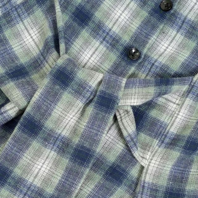 Kariertes Hemdkleid mit Gürtel und Knopfdetails