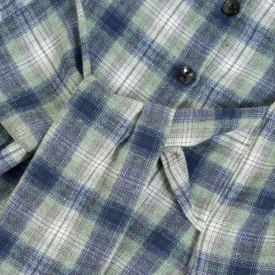 Kariertes Hemdkleid mit Gürtel und Knopfdetails