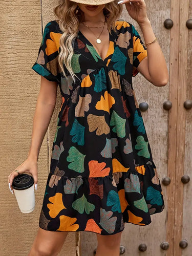 Heidi-Mode | Schwarzes Sommerkleid mit Blumenmuster V-Ausschnitt und Fledermausärmeln
