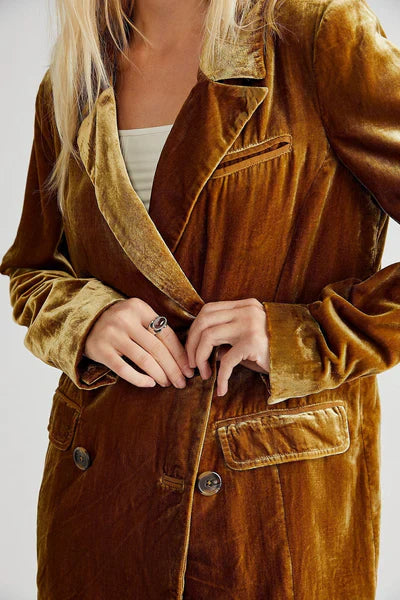 Entspannter Samtblazer mit langen Ärmeln und Knopfleiste