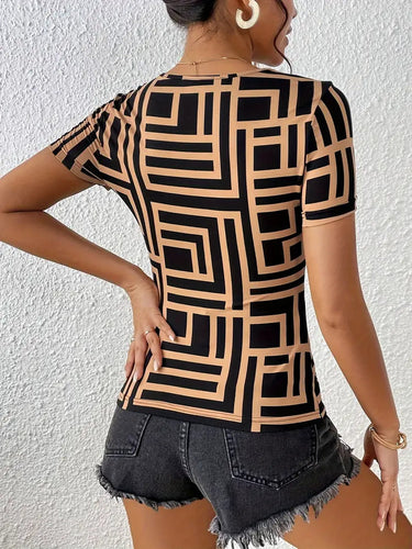 Heidi-Mode | Elegante Geometrische T-shirt mit Ausschnitt für Einen Wagemutigen Look