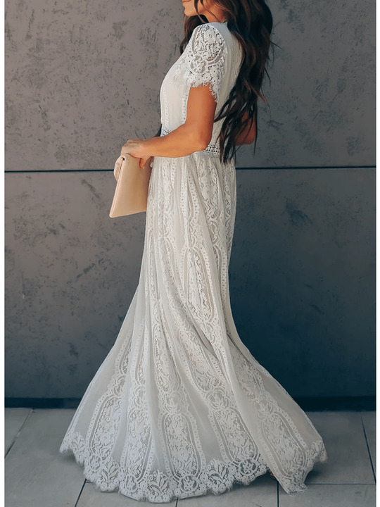 Kurzarm-Maxikleid aus Spitze mit V-Ausschnitt