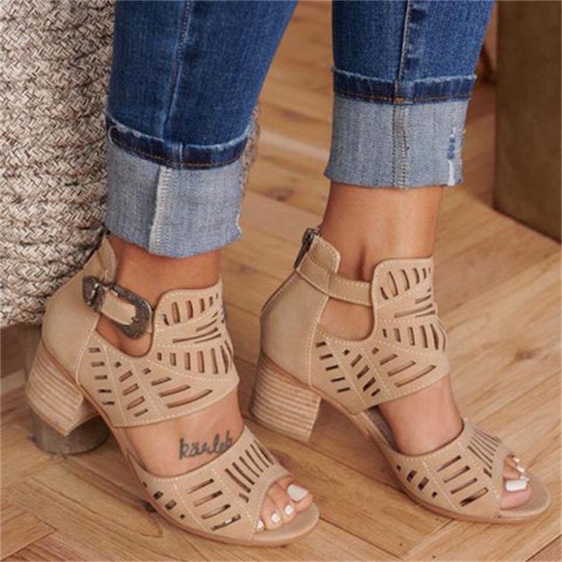 Heidi-Mode | Offene Stiefel mit Absatz und Schnalle