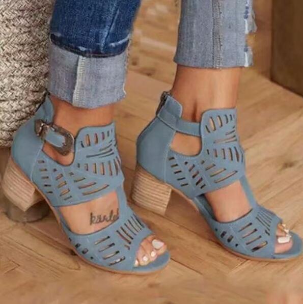 Heidi-Mode | Offene Stiefel mit Absatz und Schnalle