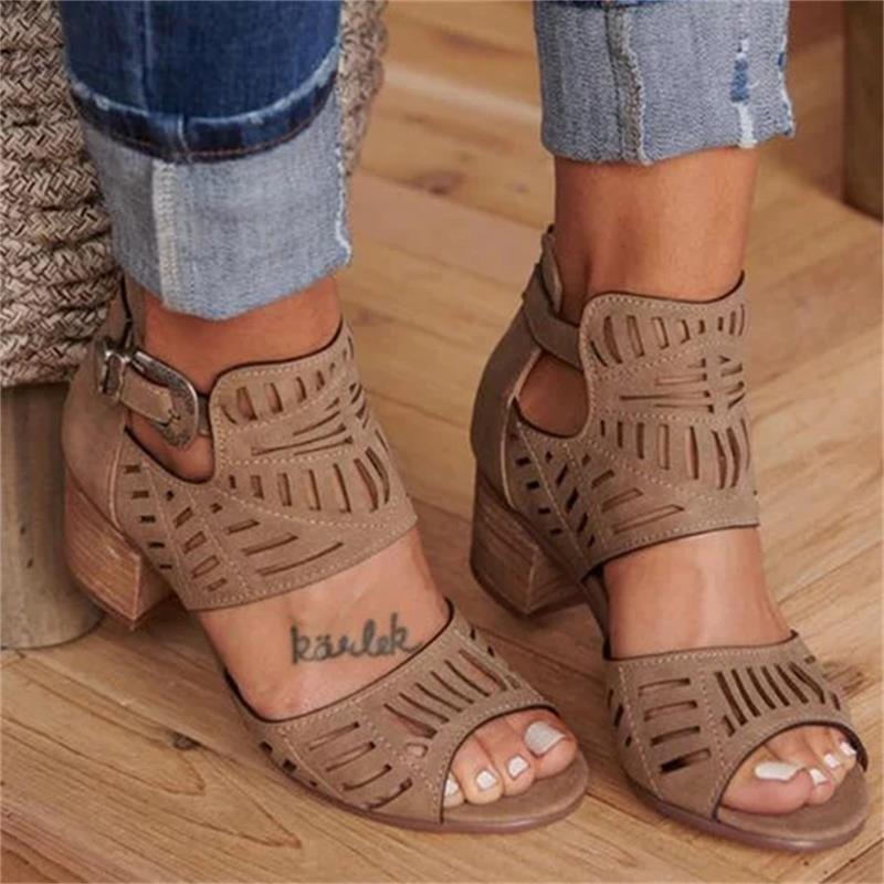 Heidi-Mode | Offene Stiefel mit Absatz und Schnalle