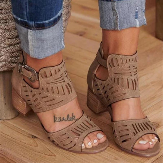 Heidi-Mode | Offene Stiefel mit Absatz und Schnalle