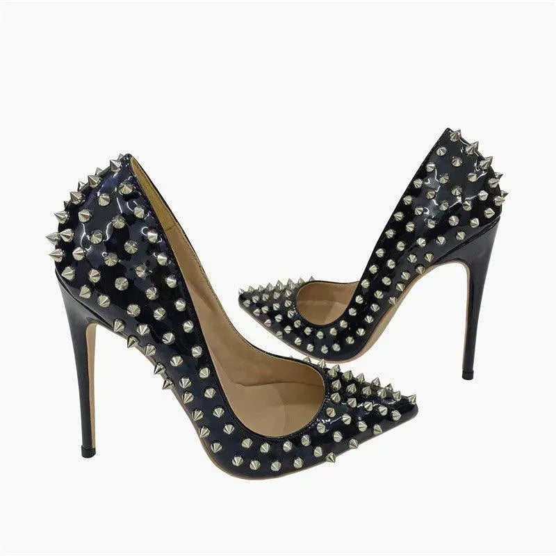 Heidi-Mode | Décolleté mit Nieten und Stiletto-Absatz