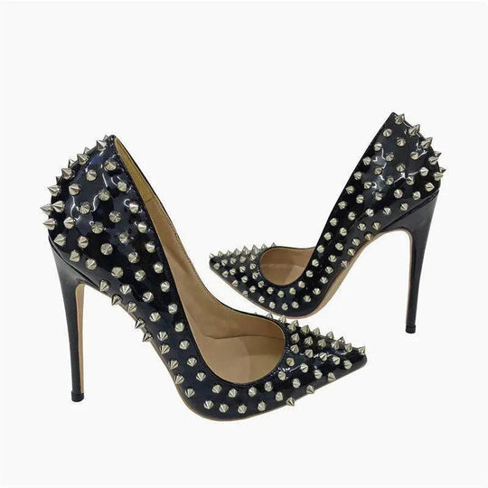 Heidi-Mode | Décolleté mit Nieten und Stiletto-Absatz