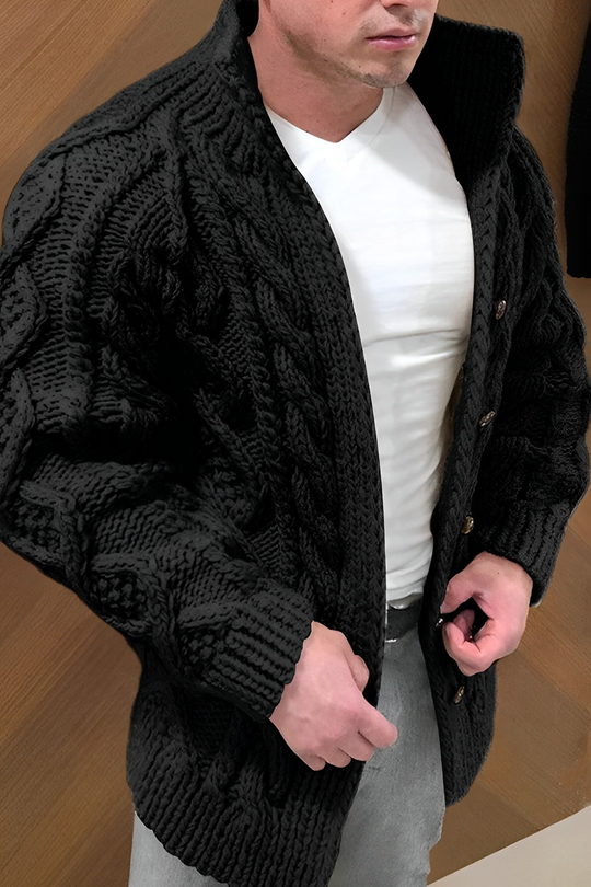 Warme Strickjacke mit Zopfmuster