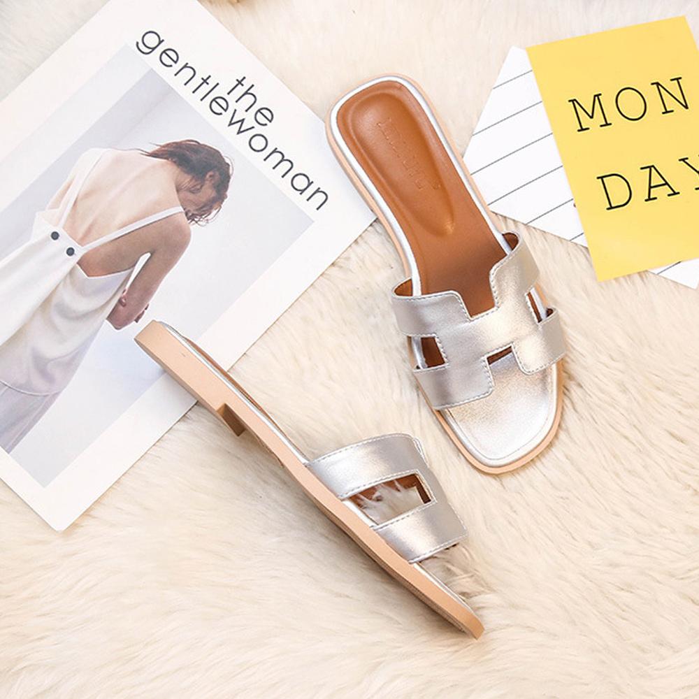 Heidi-Mode | Klassische Flache Sandalen Tragen Sie Sie mit Eleganz und Stil