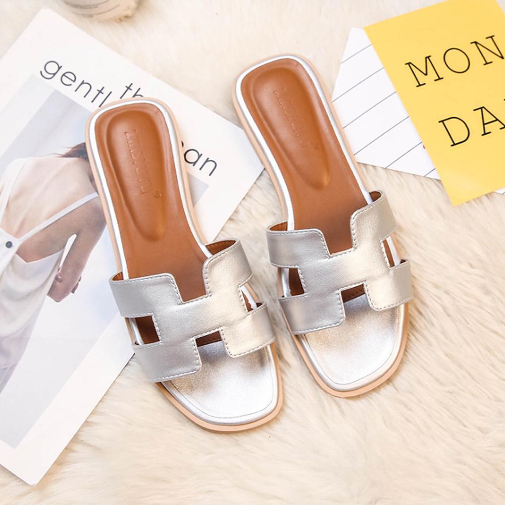Heidi-Mode | Klassische Flache Sandalen Tragen Sie Sie mit Eleganz und Stil