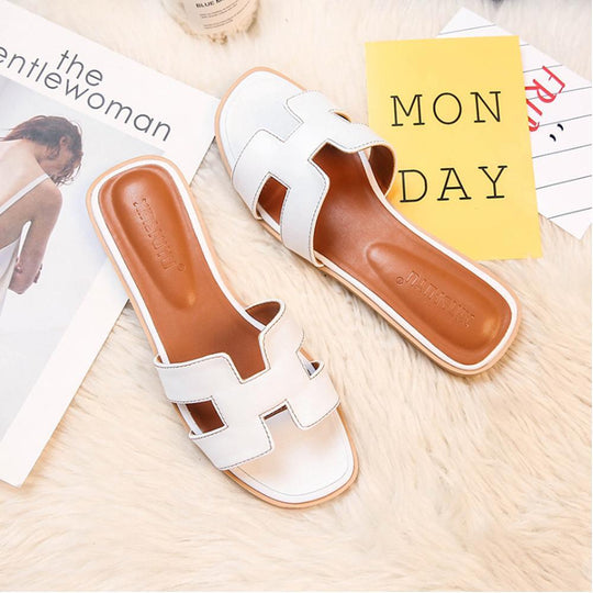 Heidi-Mode | Klassische Flache Sandalen Tragen Sie Sie mit Eleganz und Stil