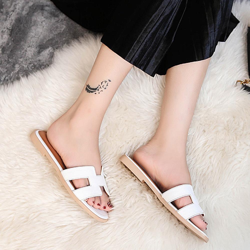 Heidi-Mode | Klassische Flache Sandalen Tragen Sie Sie mit Eleganz und Stil