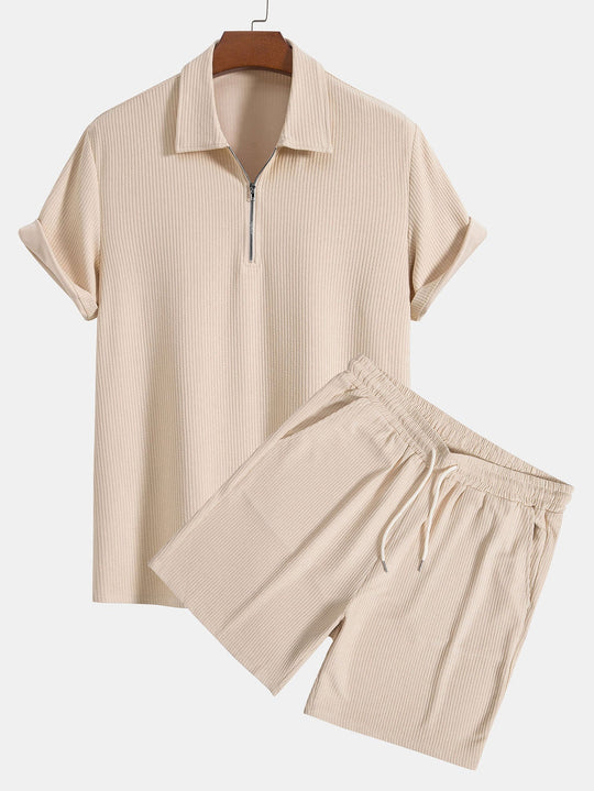 Poloshirt mit seitlichem Reißverschluss und Shorts.