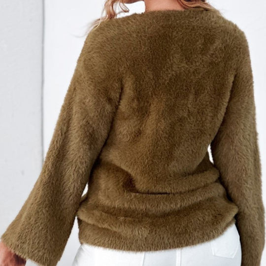 Flauschiger Strickpullover mit asymmetrischem Halsausschnitt