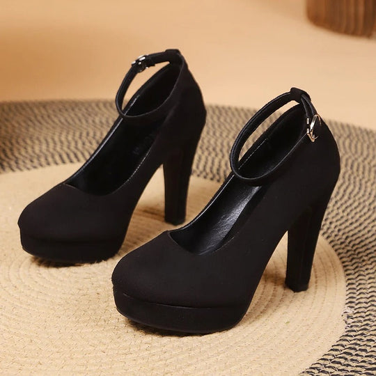 Stilvolle und attraktive Schuhe mit hohen Absätzen