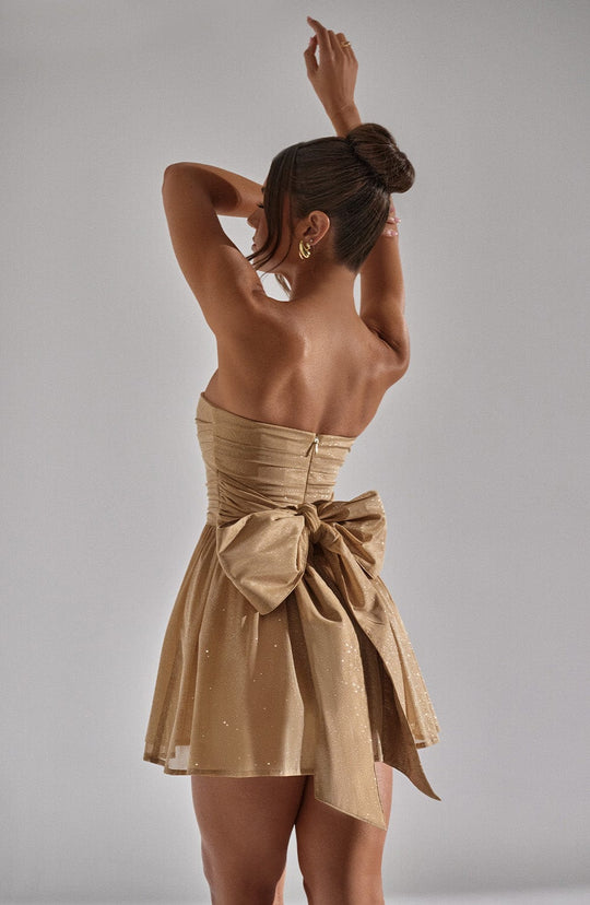 Trendiges goldkleid mit glitzer