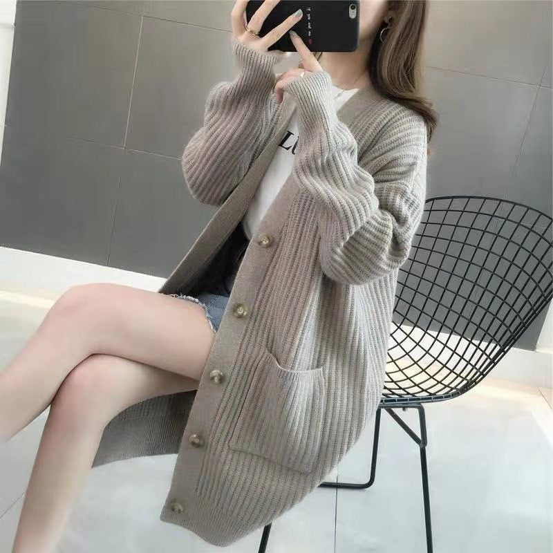 Damen Grobstrick Cardigan mit tiefem V-Ausschnitt und eleganten Knopfdetails Heidi-Mode
