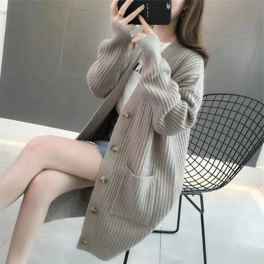Damen Grobstrick Cardigan mit tiefem V-Ausschnitt und eleganten Knopfdetails Heidi-Mode